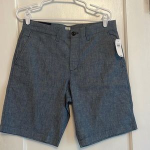 NWT Men’s Gap 10” Essential Khaki short in chambray blue color. Size 31